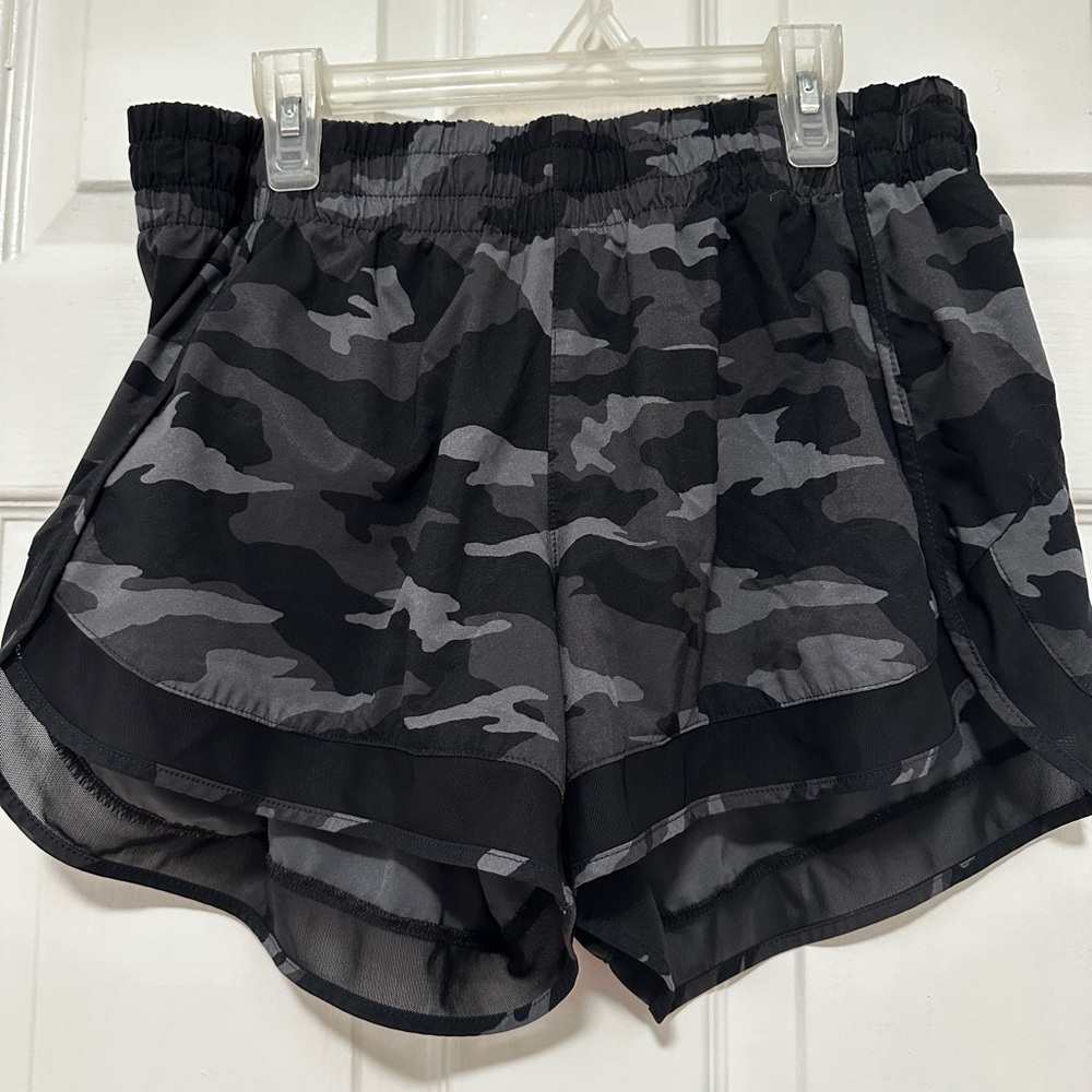 Athleta Printed Mesh Racer Run Short 4 Inch Dark Camo Size Medium